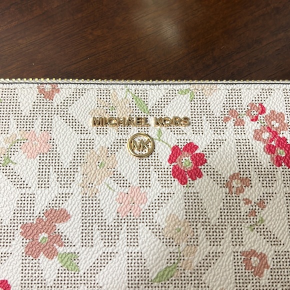 Michael Kors Wrist zip clutch. Brand New with Tags. - Picture 2 of 3